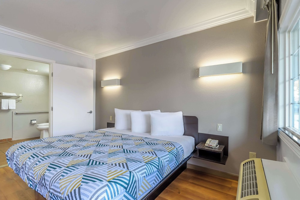 Standard Room, 1 King Bed, Non Smoking photo 1