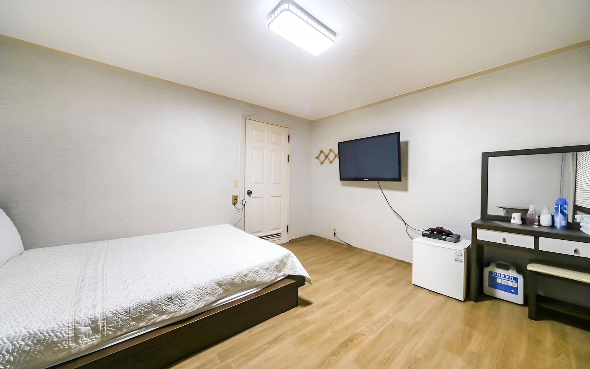 Room (Standard Room) - Photo 1
