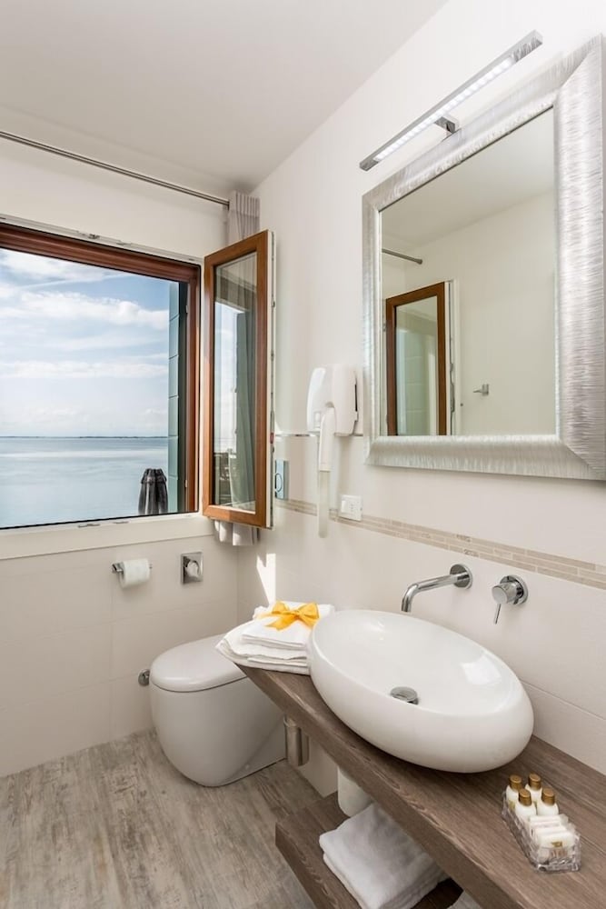 Double Room With A Double Bed Or Two Single Beds, Wheelchair Accessible,Overlooking The North Lagoon photo 3