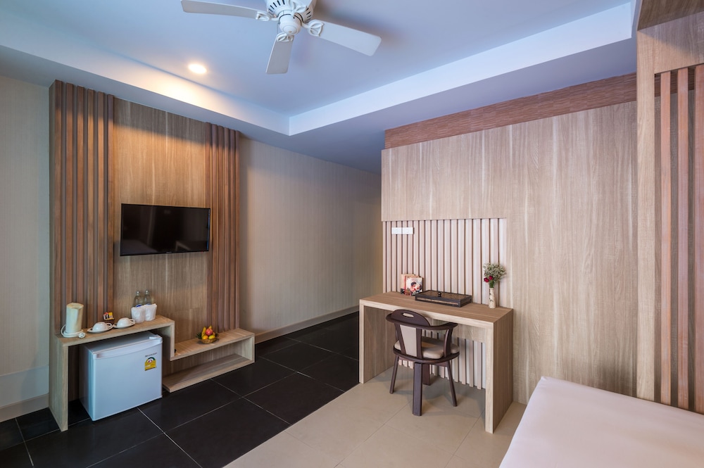 Deluxe Room, Balcony - Photo 2