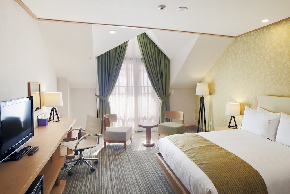 Standard Room, 1 Queen Bed (Furnished Balcony) - Photo 3