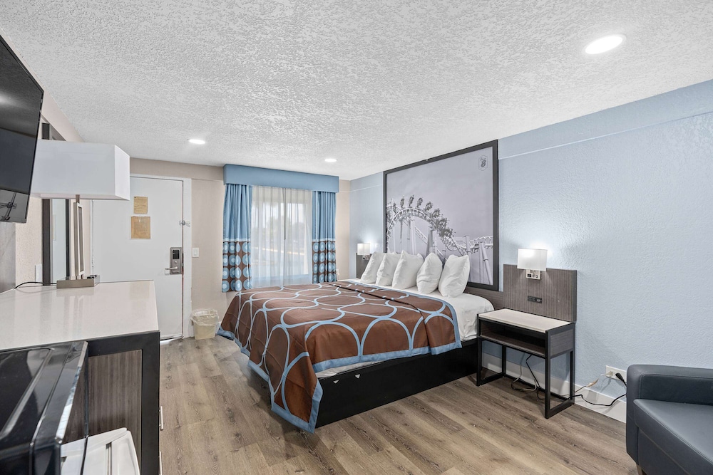 Studio Suite, 1 King Bed, Non Smoking - Photo 2