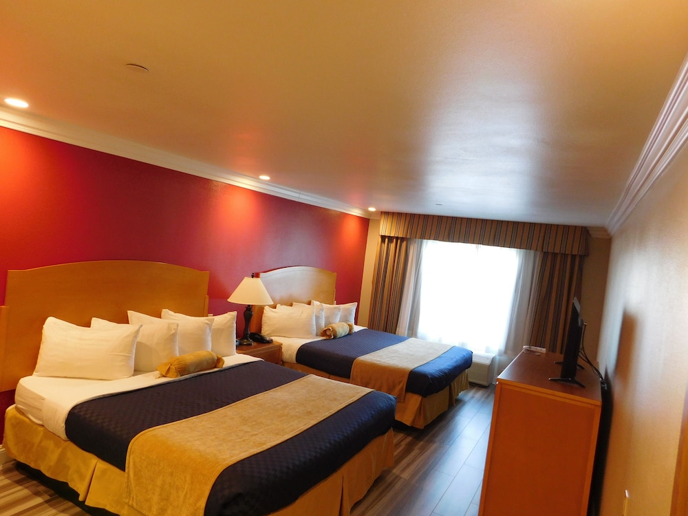 Standard Room, Multiple Beds, Non Smoking, Refrigerator & Microwave photo 2