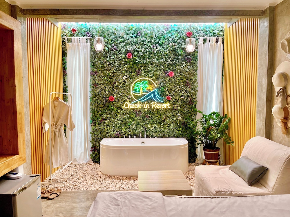 Deluxe Room, 1 King Bed, Non Smoking, Bathtub