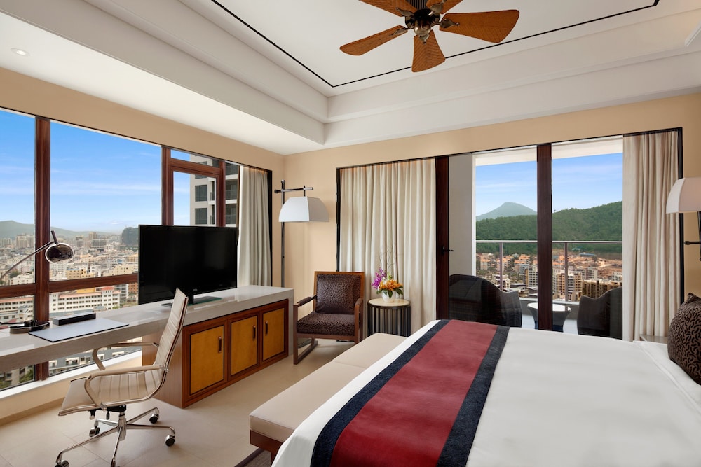 Premium Room, 1 King Bed, Smoking, Business Lounge Access (Bay View) photo 2
