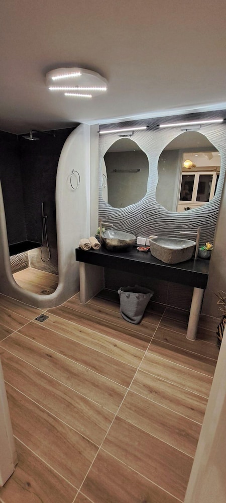 Signature Suite with Outdoor Hot Tub and Sea View - Photo 12