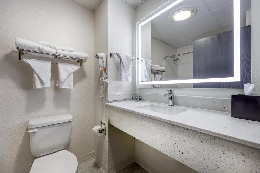 Suite, 1 King Bed, Non Smoking, Hot Tub - Photo 7