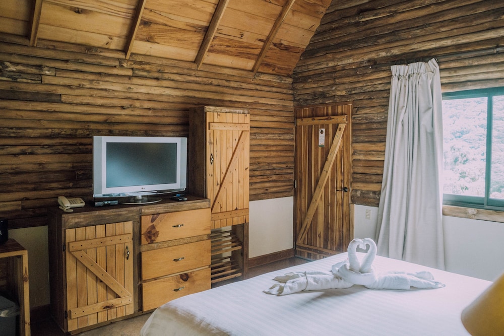 Deluxe Cabin 1 King Bed photo 2