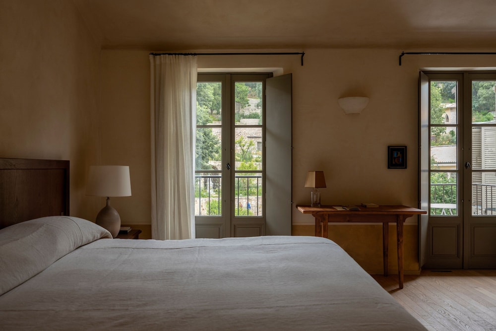 Room, 1 King Bed, Courtyard View - Photo 6