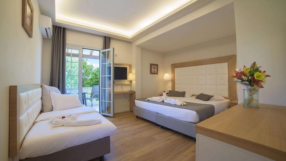 Deluxe Swim-Up Room - Photo 3