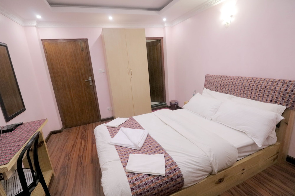 Standard Double or Twin Room, 1 Bedroom, Private Bathroom photo 2