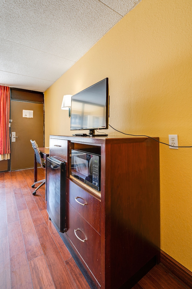 Standard Room, 1 King Bed, Non Smoking - Photo 12