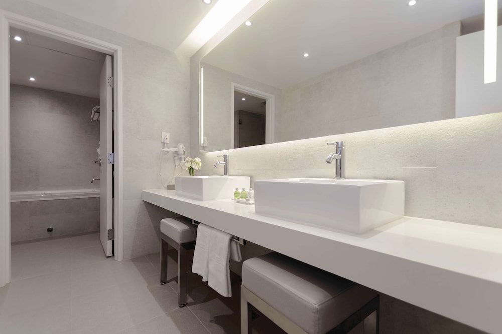 Standard Room (Extra Bed 2 Adults + 1 Child) thumbnail 6