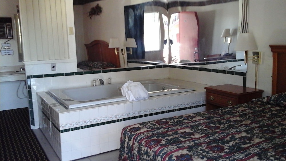 Room, 1 Queen Bed, Jetted Tub