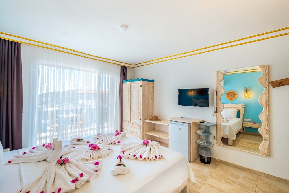 Standard Double Room, 1 King Bed, Pool Access, Sea View photo 3