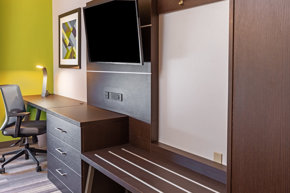 Suite, 1 King Bed - Photo 2