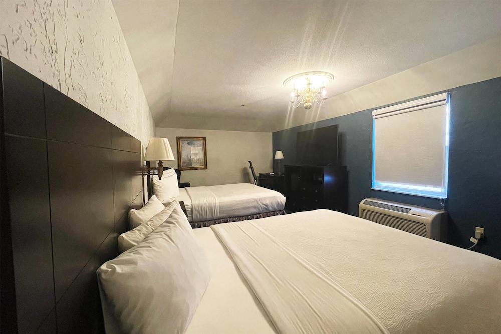 Deluxe Room, 2 Queen Beds, Non Smoking - Photo 7