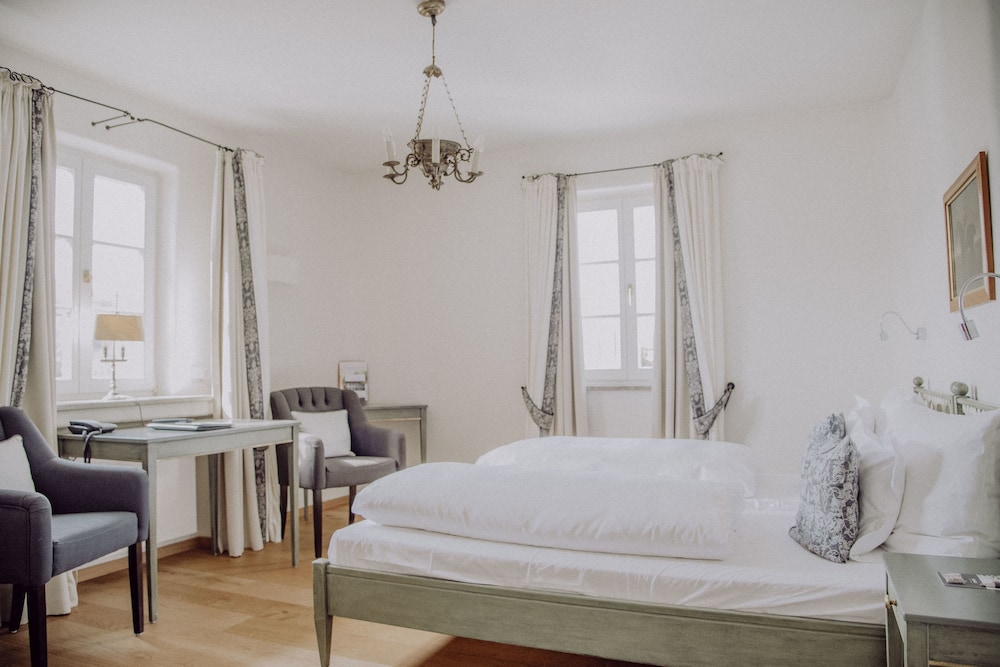 Classic Double Room, 1 King Bed photo 3