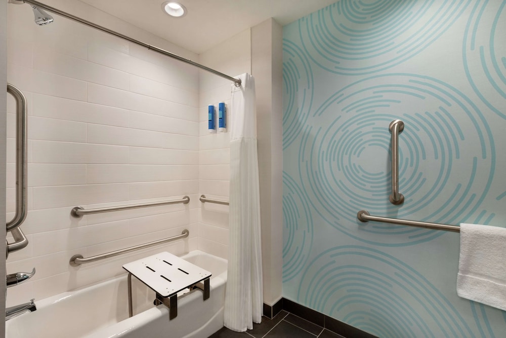 Room, 1 King Bed, Accessible, Bathtub photo 2
