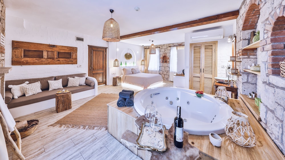 Suite, Jetted Tub