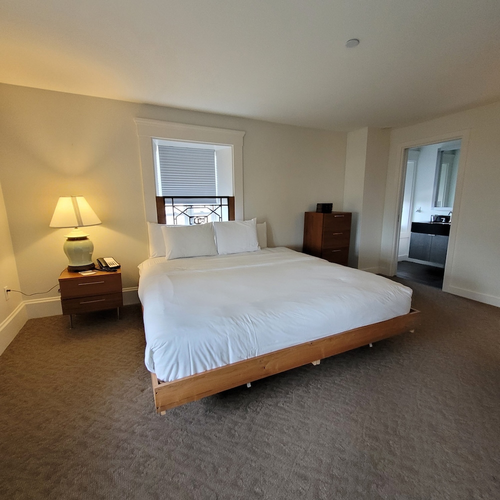 2 Bedrooms, 1 King and 1 Queen Bed photo 3