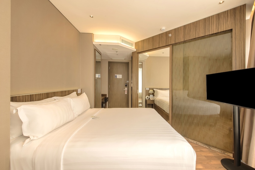 Deluxe Room, 1 Queen Bed (Free Self Service Laundry) photo 1