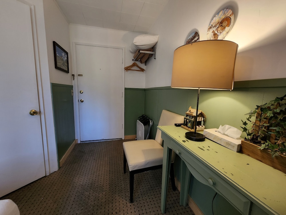 Economy Single Room, 1 Double Bed (Economy) photo 3