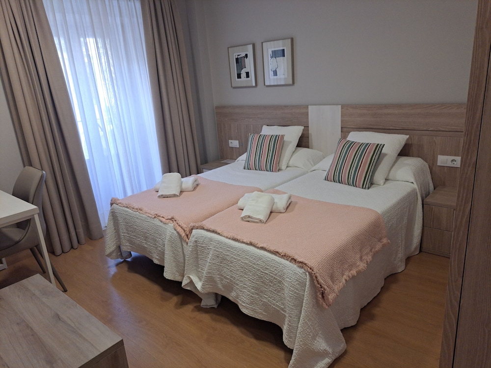 Economy Twin Room, Private Bathroom - Photo 1