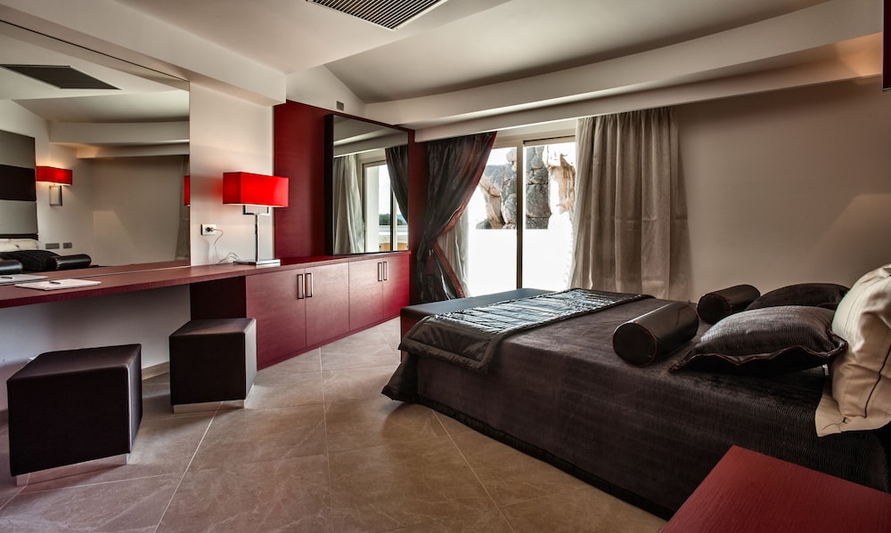 Luxury Suite, 1 King Bed with Sofa bed, Jetted Tub, Sea View photo 3