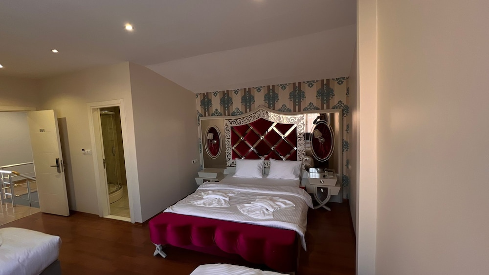 Standard Triple Room, City View photo 3