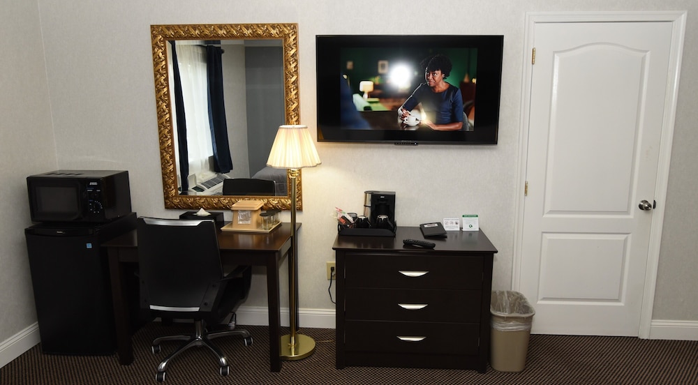 Deluxe Room, Multiple Beds, Refrigerator & Microwave- 3 Queen Beds photo 2