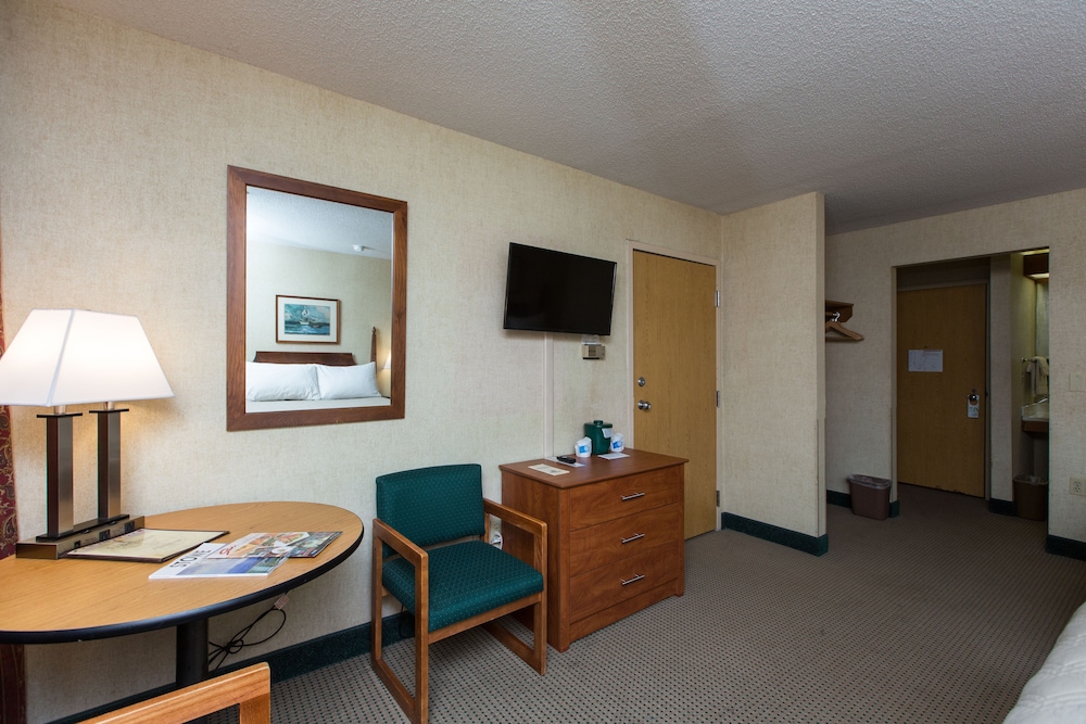 Deluxe Room, 2 Queen Beds. Pet Availability Limited. Please inform of pets at time of booking. - Photo 3