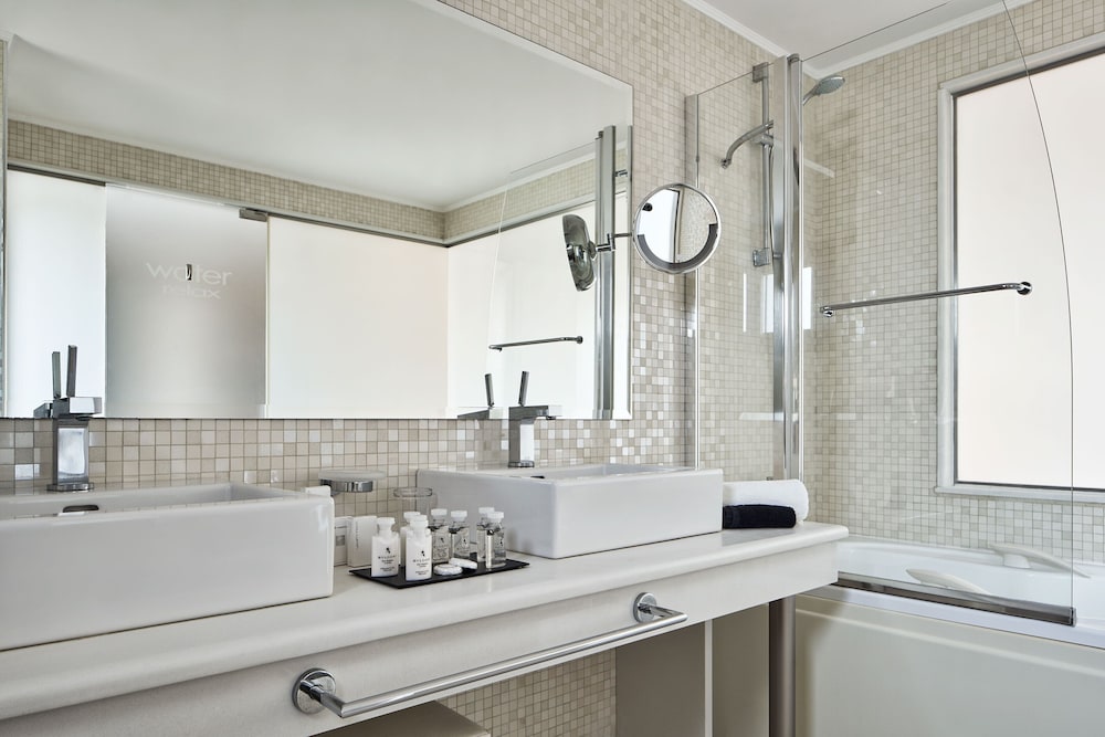 Superior Suite, Jetted Tub - Photo 4