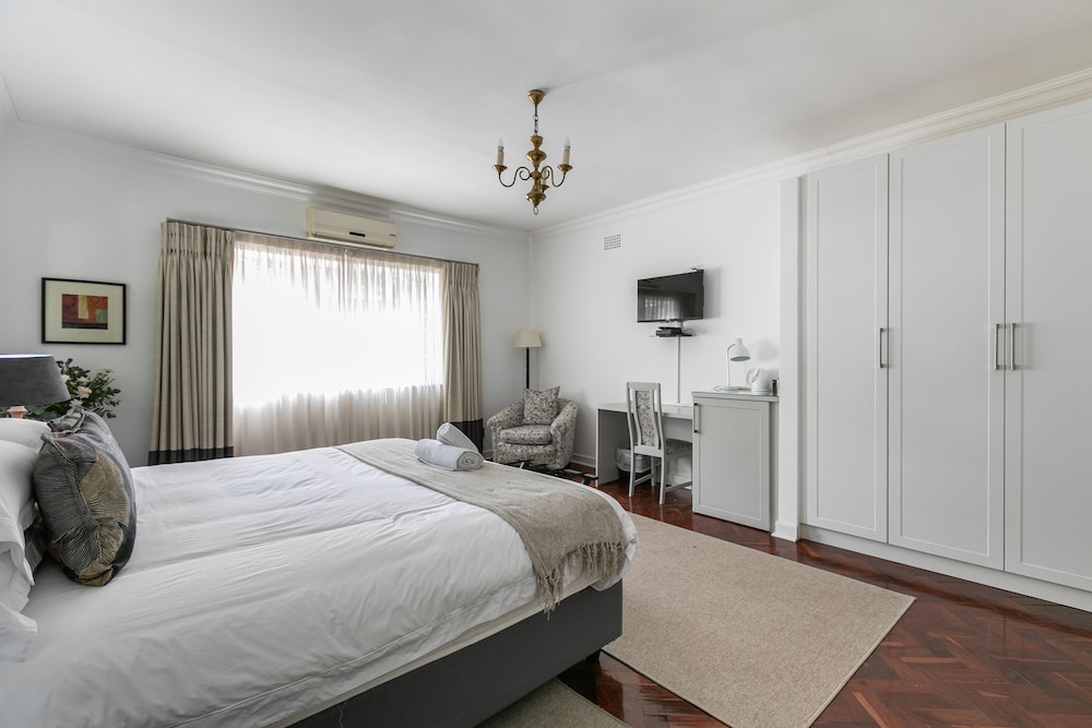 Business Double or Twin Room, 1 King Bed, Garden View photo 3