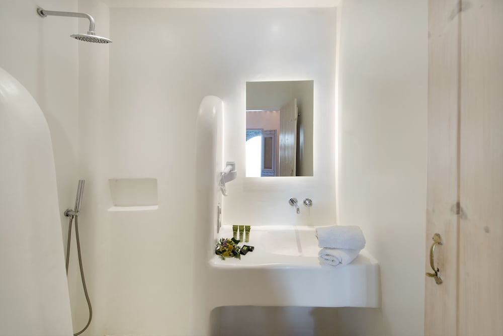 Basic Room, Pool View - Photo 6
