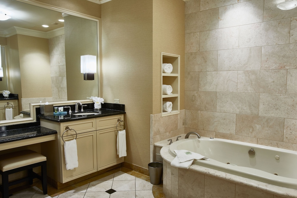 Rodeo Director Suite - Photo 6