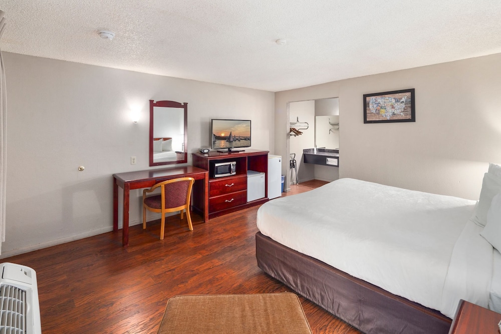 Room, 1 Queen Bed, Accessible Bathtub - Photo 2
