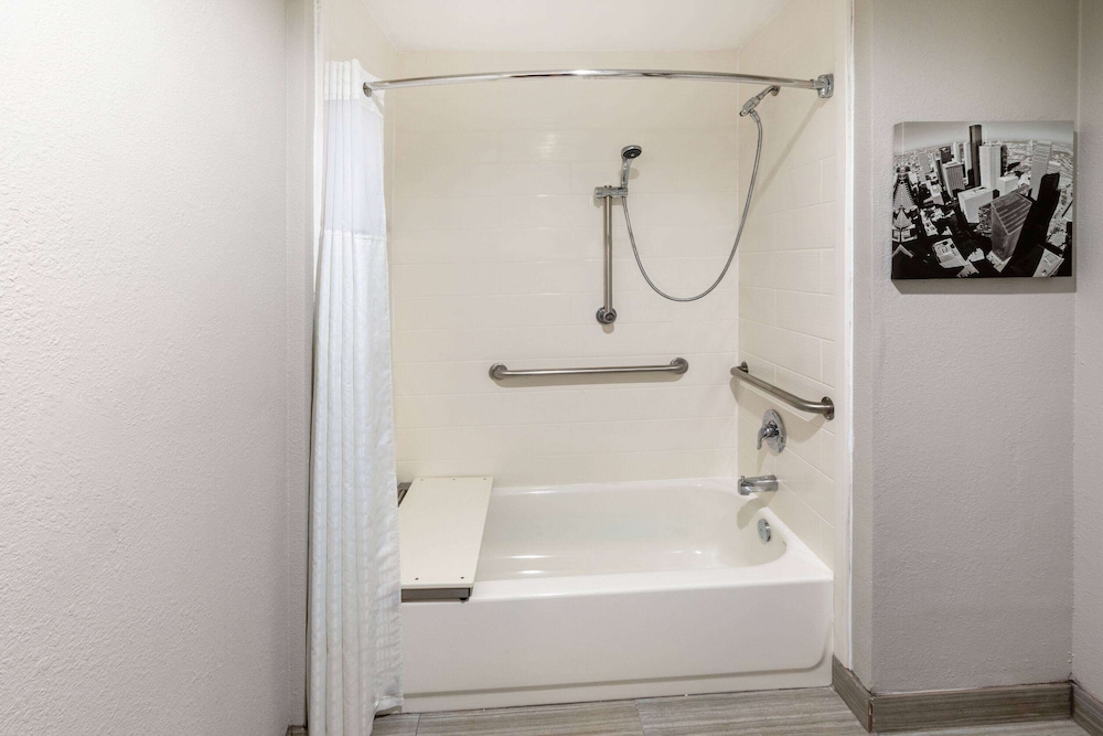 Deluxe Suite, 1 King Bed, Non Smoking - Photo 4