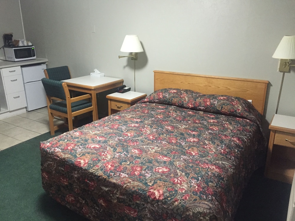 (1) Queen bedded room with Shower photo 3
