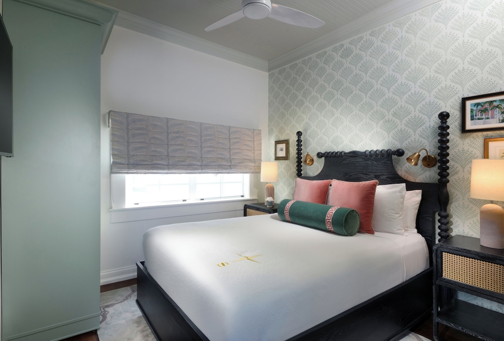 Newly Renovated - Avalon Petite One Queen