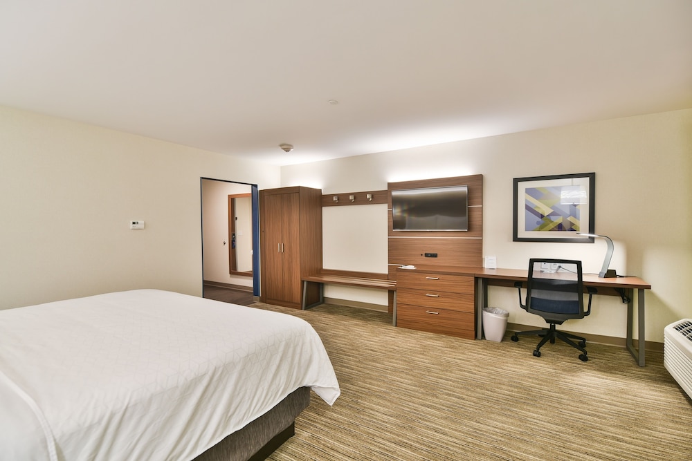 Standard Room, 1 King Bed, Accessible (Communications) photo 3