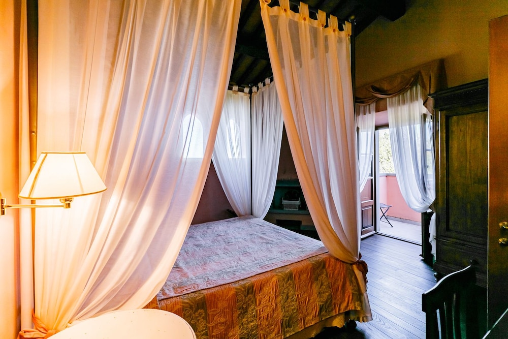 Honeymoon Studio Suite, 1 Queen Bed, Balcony, Tower photo 2