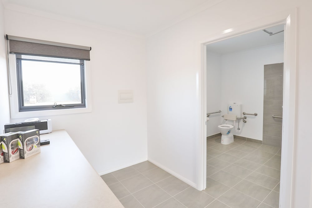 Deluxe Single Room, 1 King Bed, Roll-in Shower photo 2