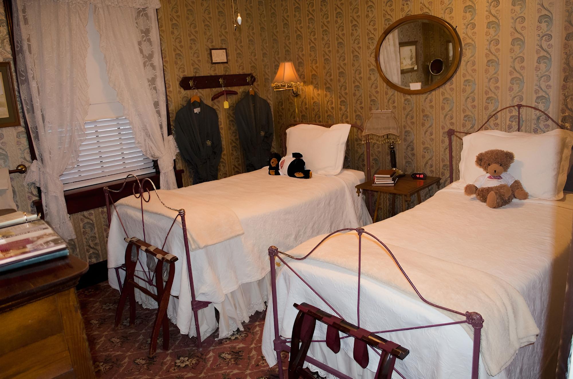#06 Historic Twin Room photo 1