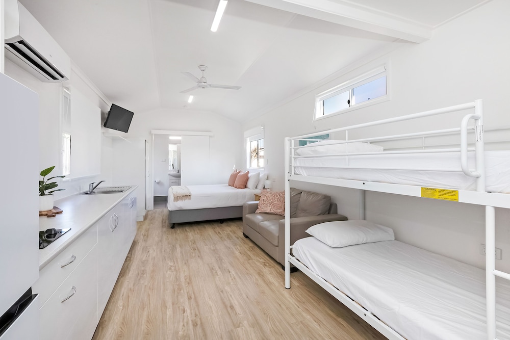 Deluxe Cabin - Sleeps 4 - Dog Friendly