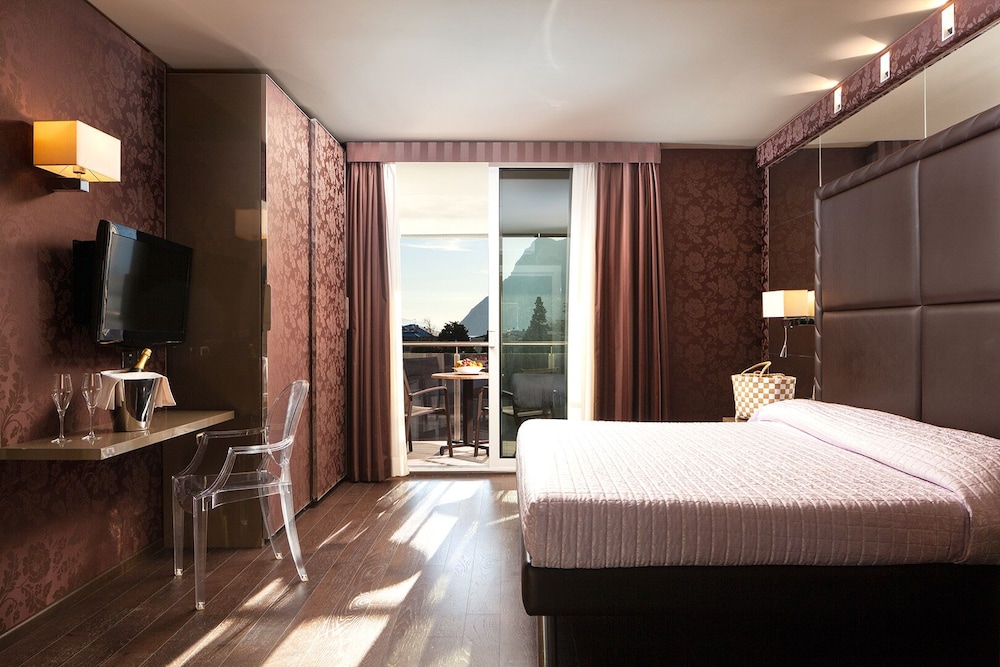 Suite, Balcony