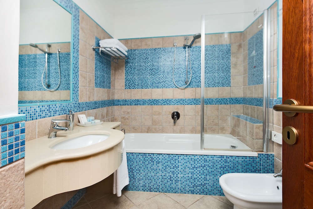Standard Double Room, Balcony, Garden View - Photo 10