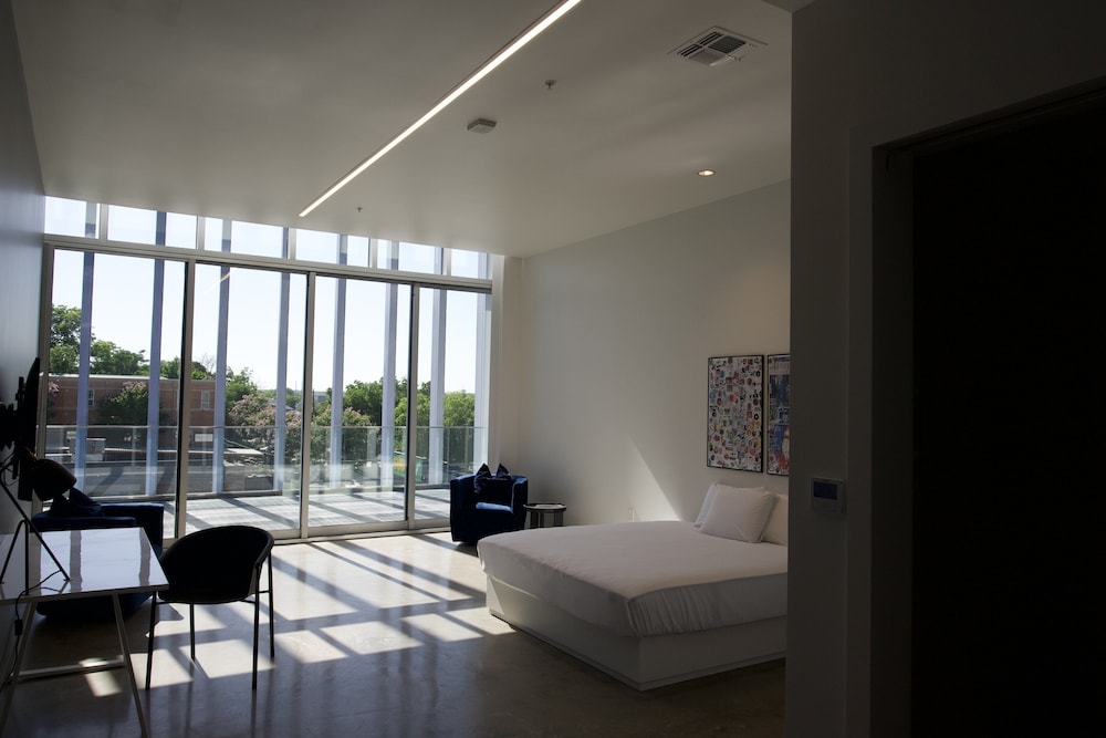 Room, 1 King Bed, Roll-in Shower, Non Smoking