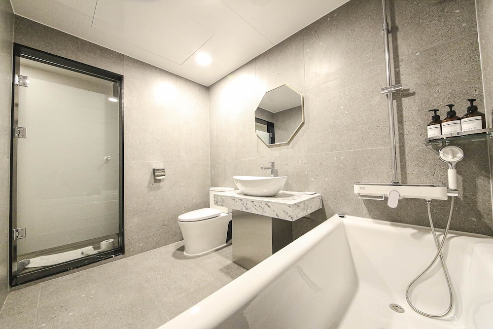 Royal Table / Free Ramyeon, Table, Air purifier, Styler, Netflix, Free Laundry & Dry, Free Amenities - Photo 2