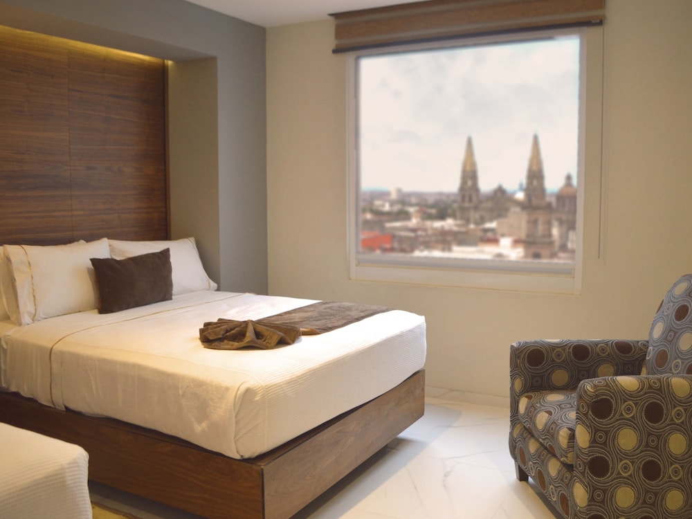 Executive Room, 1 King Bed, City View - Photo 2